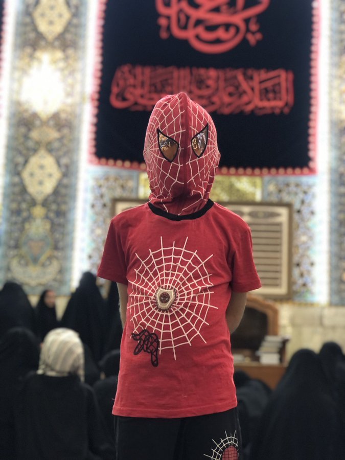 زائری با لباس متفاوت در حرم حضرت ابالفضل(ع)+عکس