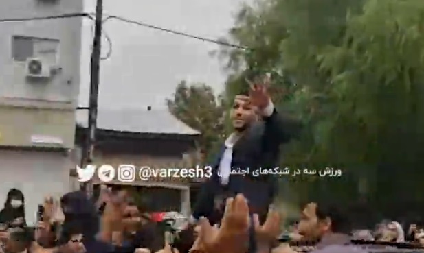 استقبال باورنکردنی جویباری ها از حسن یزدانی در زیر باران+عکس