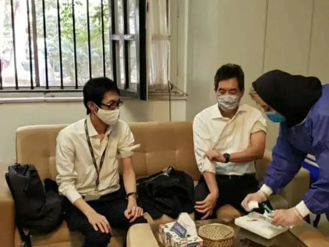 واکنش سفیر ژاپن هنگام تزریق واکسن در ایران+عکس
