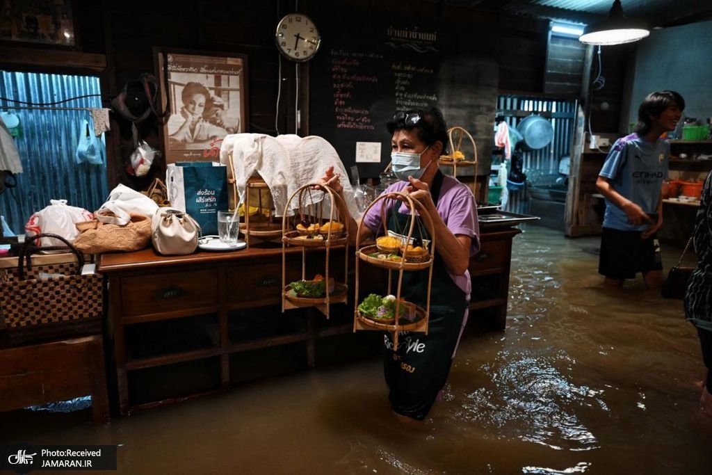 وضعیت زن تایلندی در کافه سیل زده+عکس