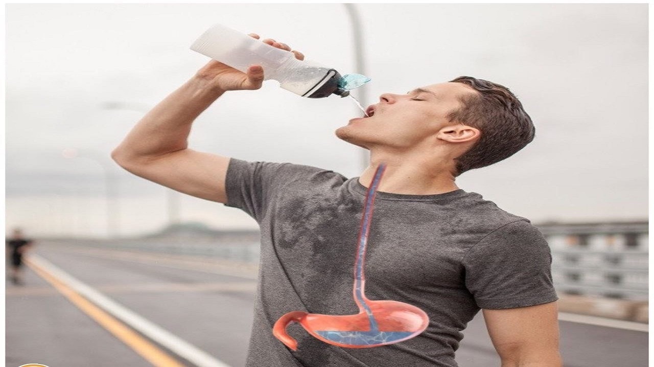 نوشیدن آب به حالت ایستاده، تعادل مایعات در بدن بر هم می‌خورد 