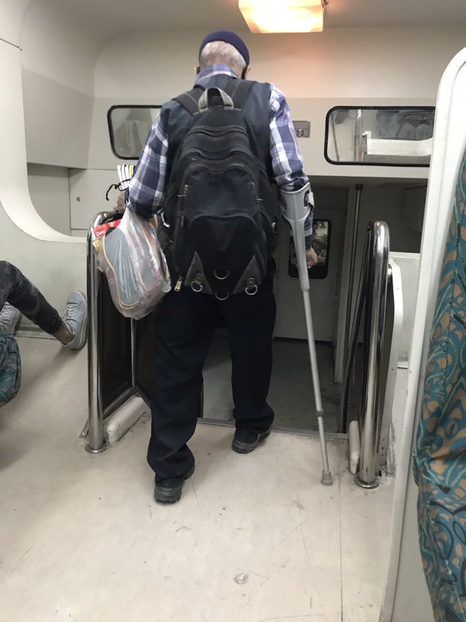 تصویر تکان دهنده از یک پدر در مترو تهران+عکس