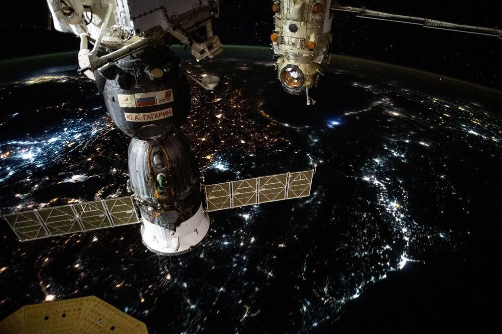 تصویر ایستگاه فضایی بین‌المللی  بر فراز کوه‌های قفقاز در حال چرخش