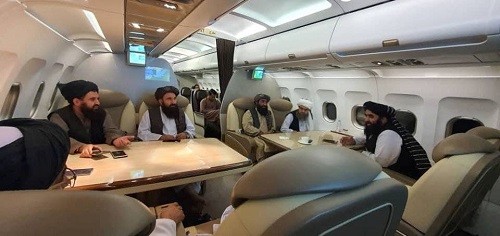 طالبان سوار هواپیمای وی آی پی+عکس طالبان سوار هواپیمای وی آی پی+عکس