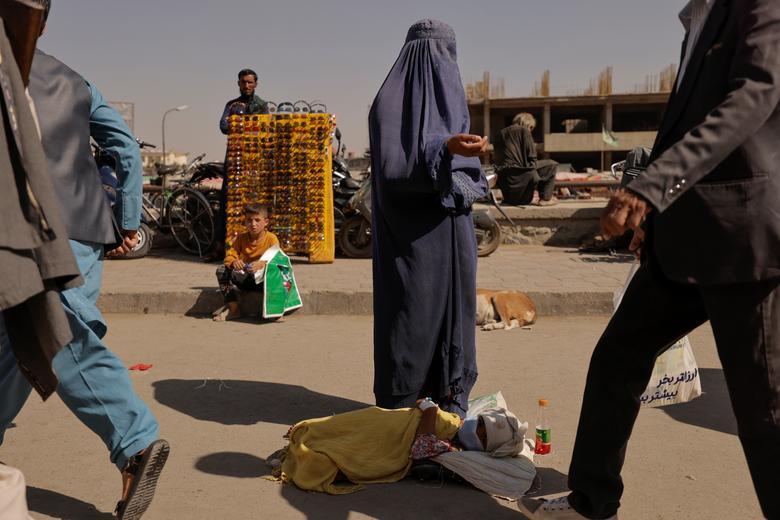 تصویر دردناک از زن افغان در خیابان+عکس