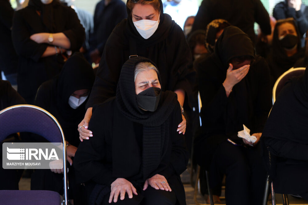 گریه تلخ همسر عزت الله مهرآوران در مراسم خاکسپاری+عکس