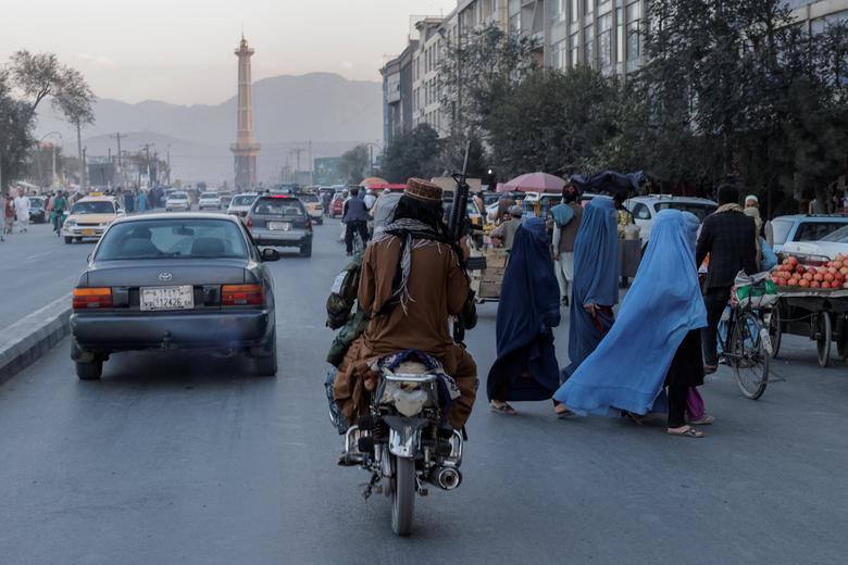 گشت زنی طالبان در میان زنان+عکس