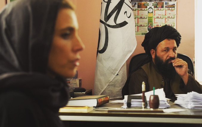 نگاه زشت مسئول طالبان به یک زن+عکس
