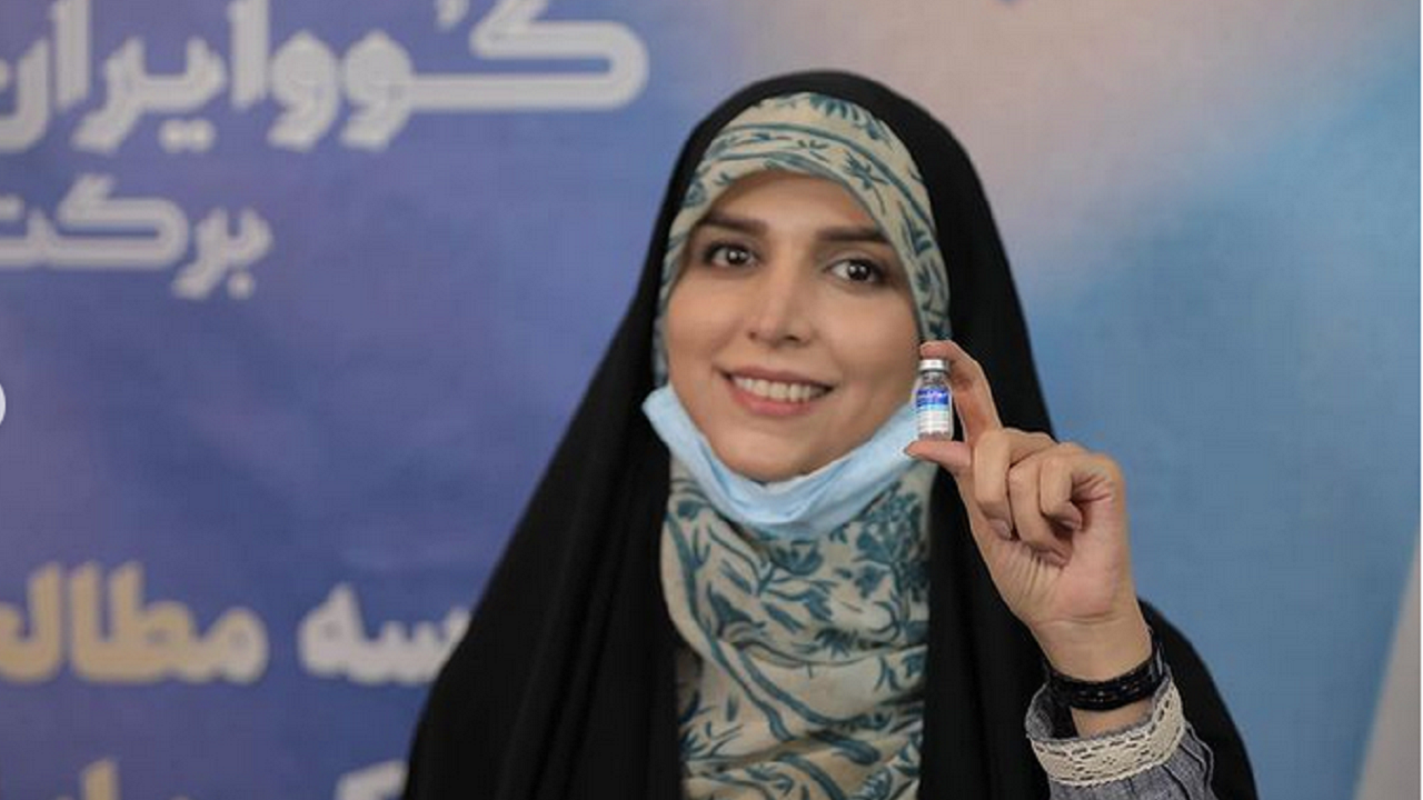 انتقاد تند مجری خوش حجاب تلویزیون از مخالفان واکسن+عکس