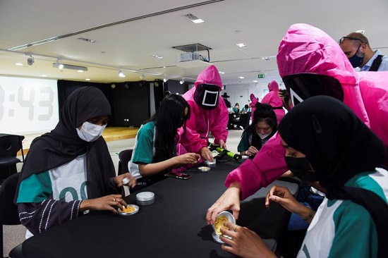 دختران جوان اماراتی در حال انجام بازی مرکب+عکس