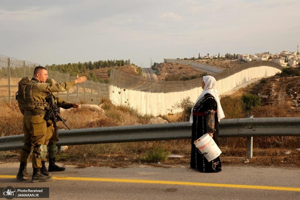 زن فلسطینی در ایست بازرسی سربازان صهیونیست+عکس