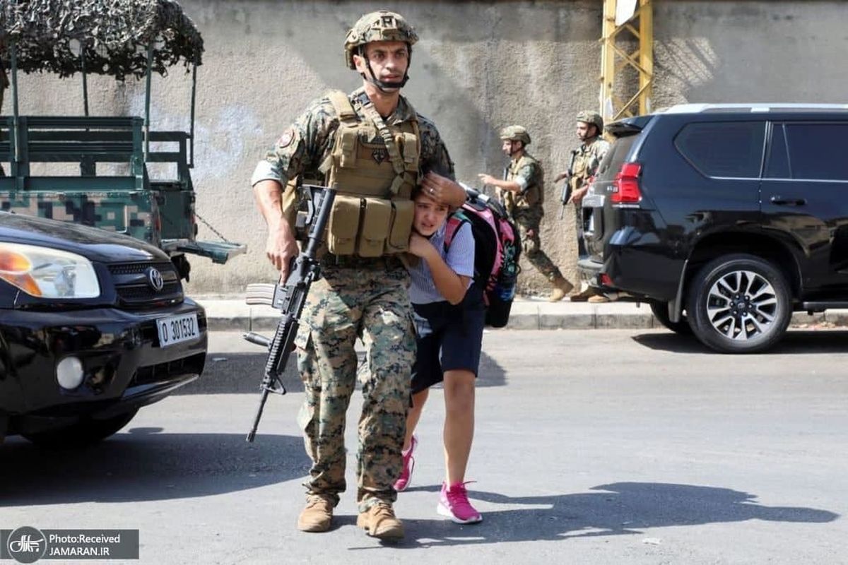 کمک سرباز لبنانی به یک دختر در درگیری های بیروت+عکس
