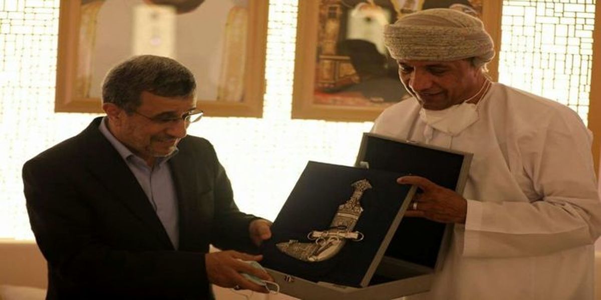 هدیه گران قیمت عمانی ها به احمدی نژاد در دبی+عکس