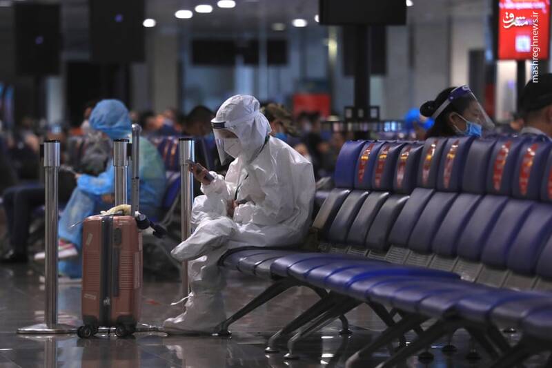 مسافر هواپیما با لباسی ترسناک در فرودگاه+عکس