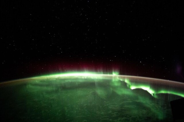  نمای فوق‌العاده  درخشش  شفق قطبی از فضانوردان