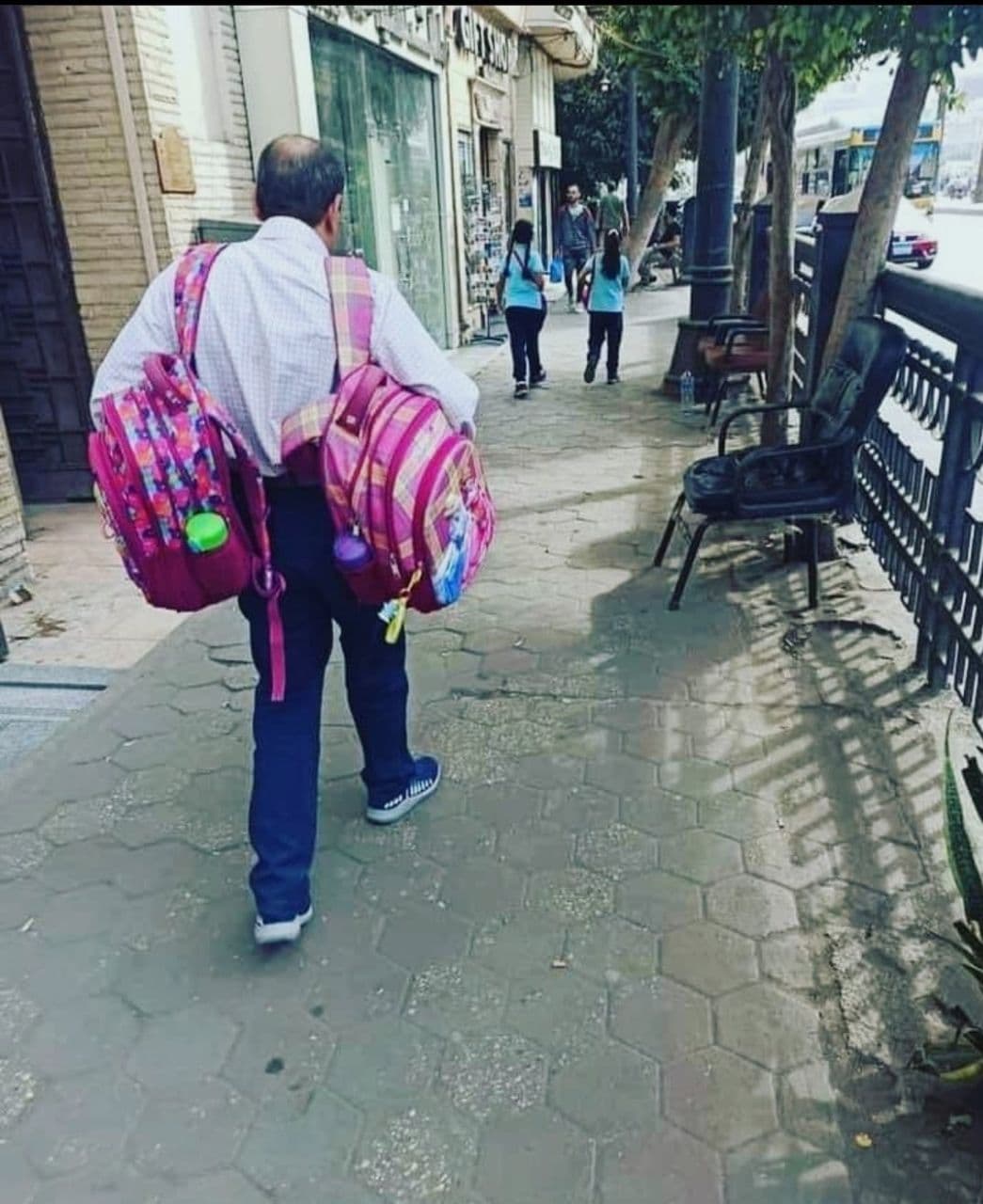 تصویر متاثرکننده از پدر دو دانش آموز تهرانی+عکس