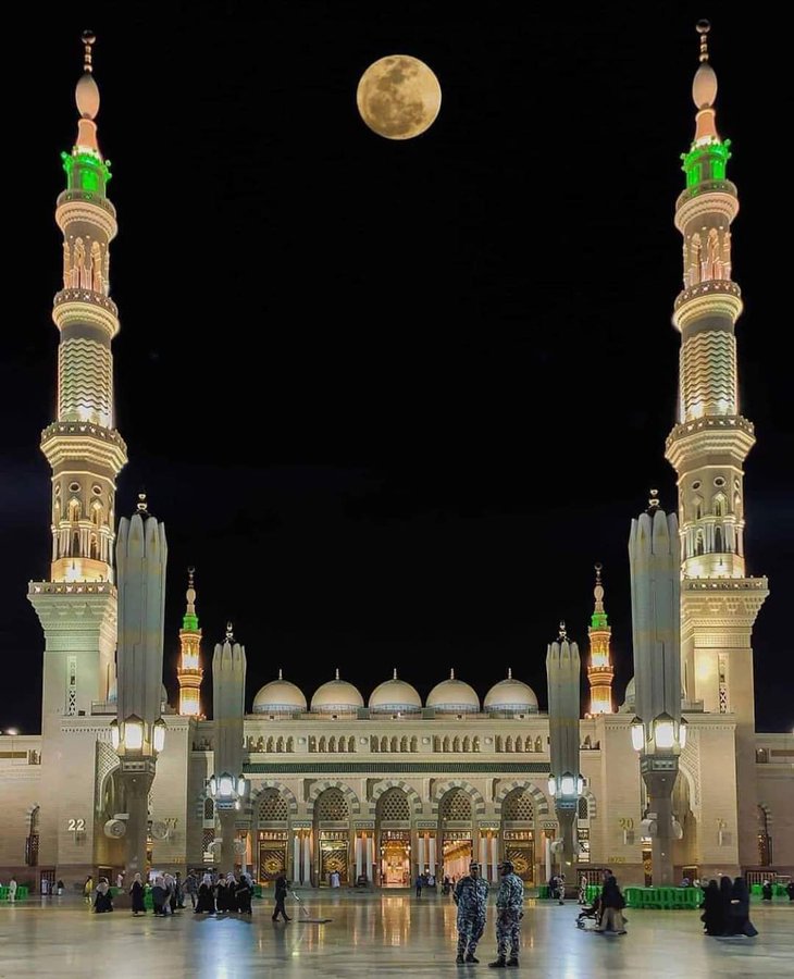 ماه خیره کننده بر فراز مسجد پیامبر(ص)+عکس
