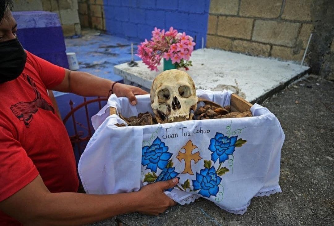مراسم تمیز کردن اسکلت مردگان توسط زنان+عکس