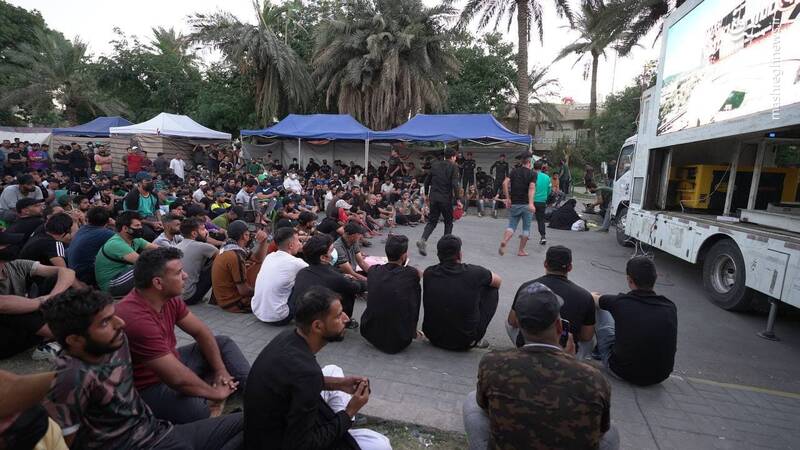 معترضان عراقی نتوانستند از خیر فوتبال بگذرند+عکس