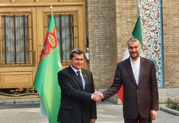  استقبال وزیرامورخارجه  از همتای ترکمنستانی‌اش