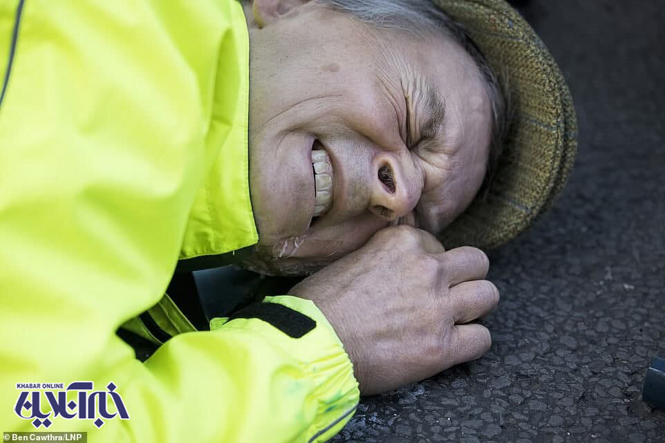 مردی که صورتش را با چسب به آسفالت خیابان چسباند+عکس