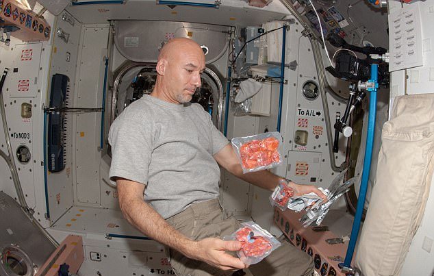 چالش‌های باورنکردنی فضانوردان برای غذا خوردن در فضا