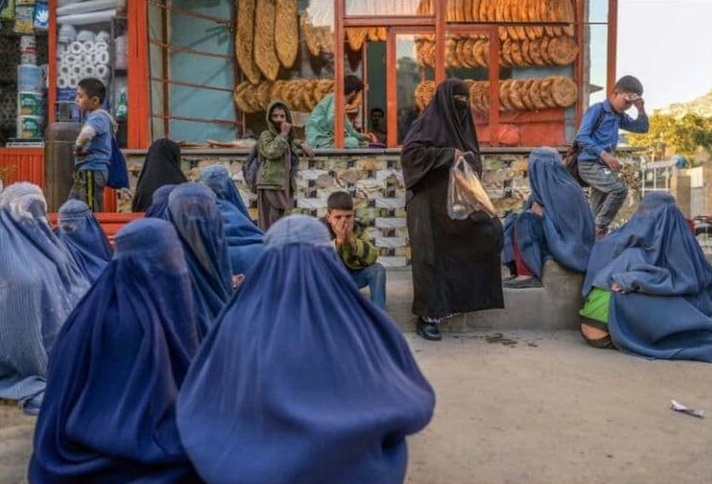 طالبان زنان افغانستانی را به خاک سیاه نشاند+عکس