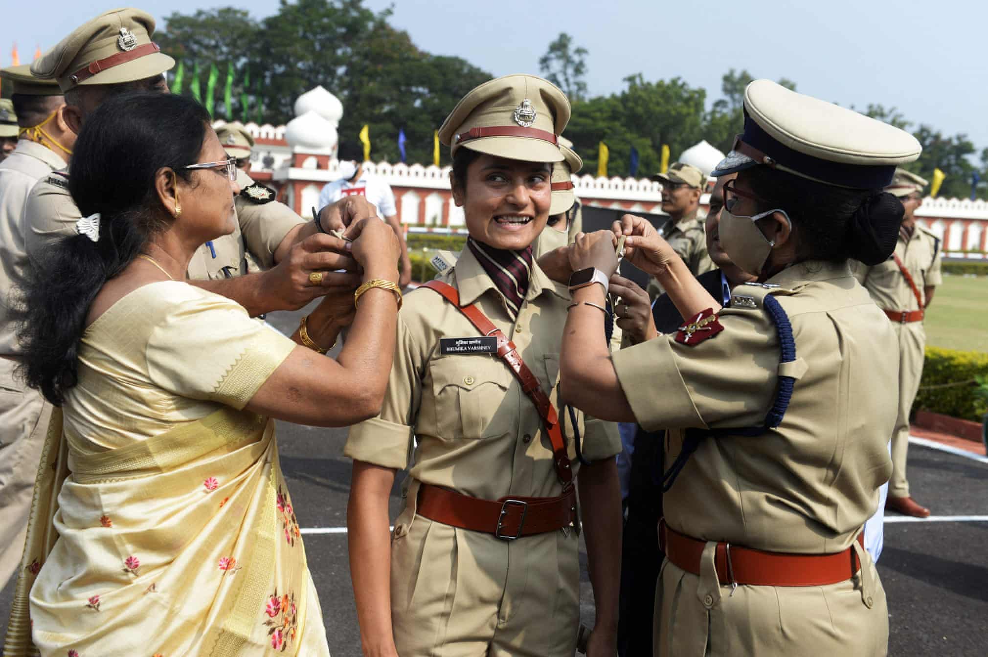 شیطنت نیروی زن هندی هنگام چسباندن ستاره روی لباسش+عکس