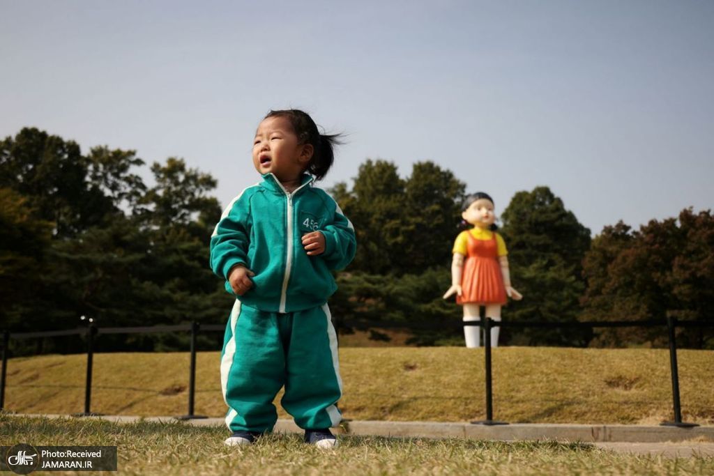 دختر کره ای در حال بازی ماهی مرکب+عکس