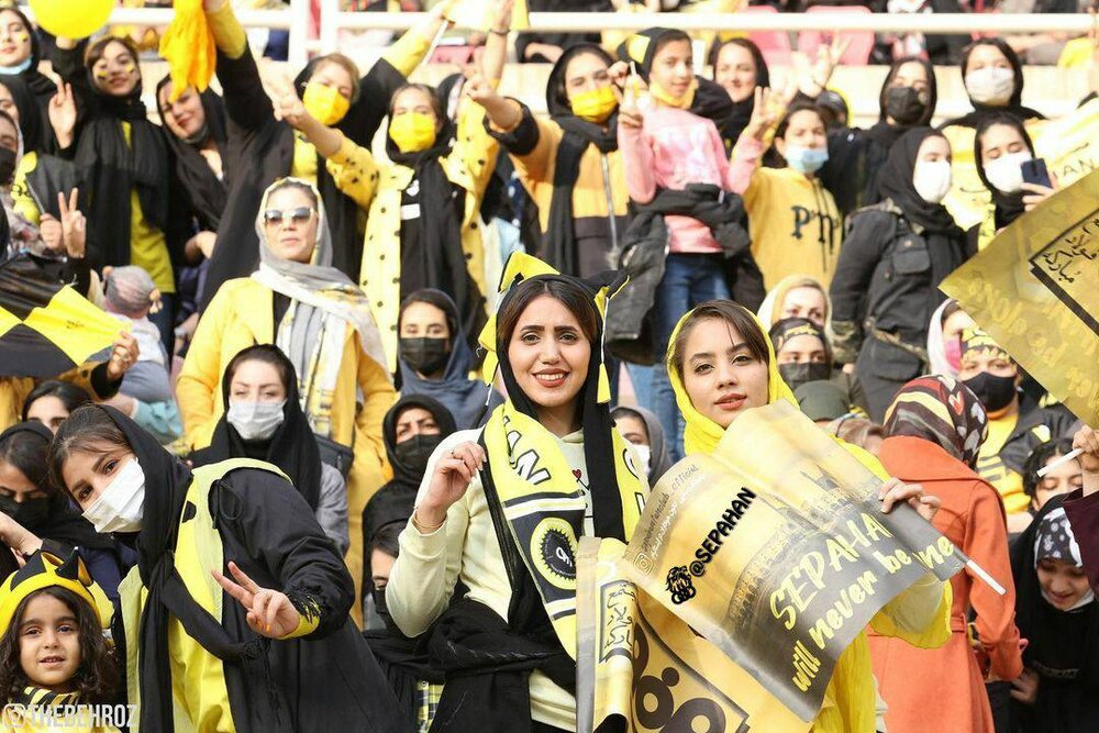 شادی دختران جوان اصفهانی پس از ورود به استادیوم+عکس