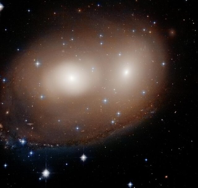 تلسکوپ فضایی هابل مراحل اولیه برخورد دو کهکشان را ثبت کرده که شبیه به یک کدو حلوایی است 