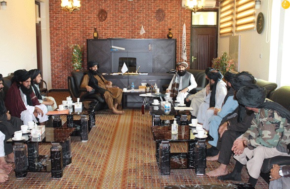 مقام طالبان پابرهنه در جلسه رسمی+عکس