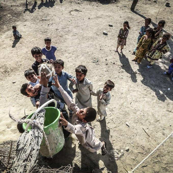 صحنه دردناک از بازی کودکان در بلوچستان+عکس