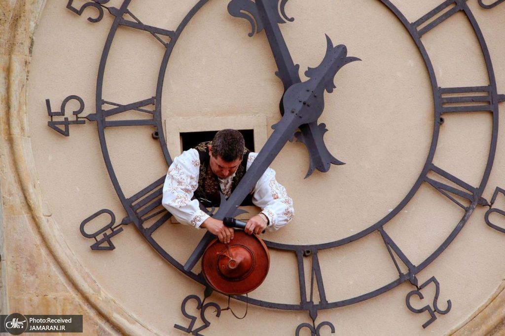 تنظیم عقربه های ساعت قدیمی در برج اسپانیا+عکس