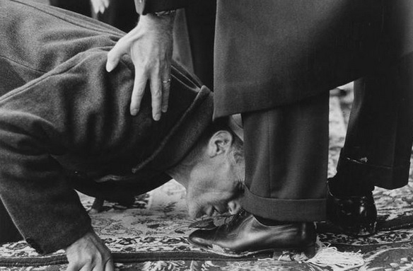 مرد کشاورز در حال بوسیدن کفش شاه ملعون+عکس
