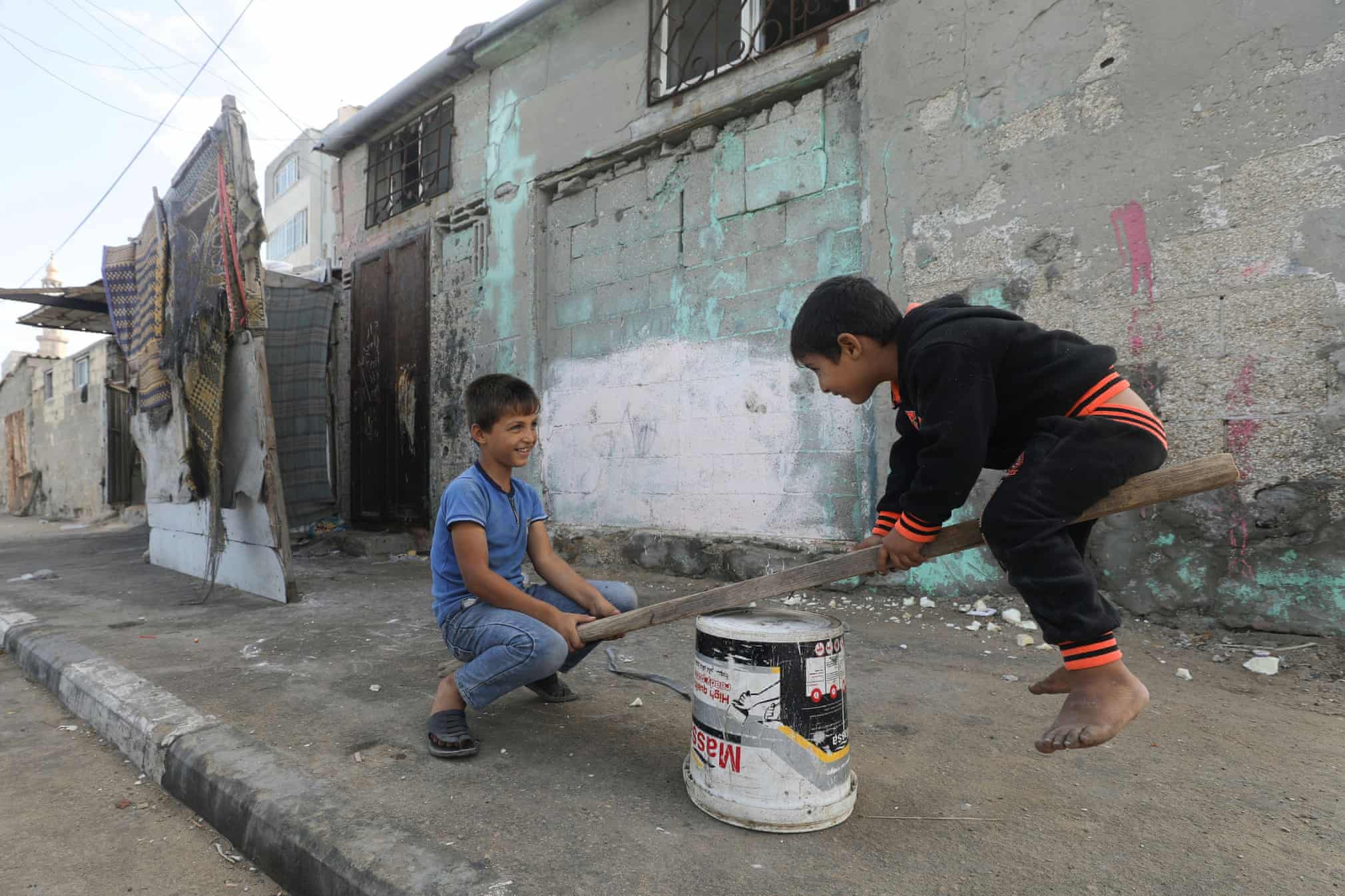 بازی فقیرانه کودکان غزه در کمپ آوارگان+عکس