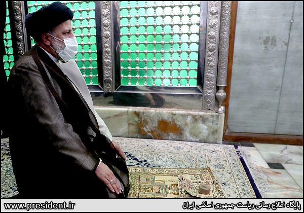  رئیسی در حال نماز در امامزاده یحیی سمنان+عکس