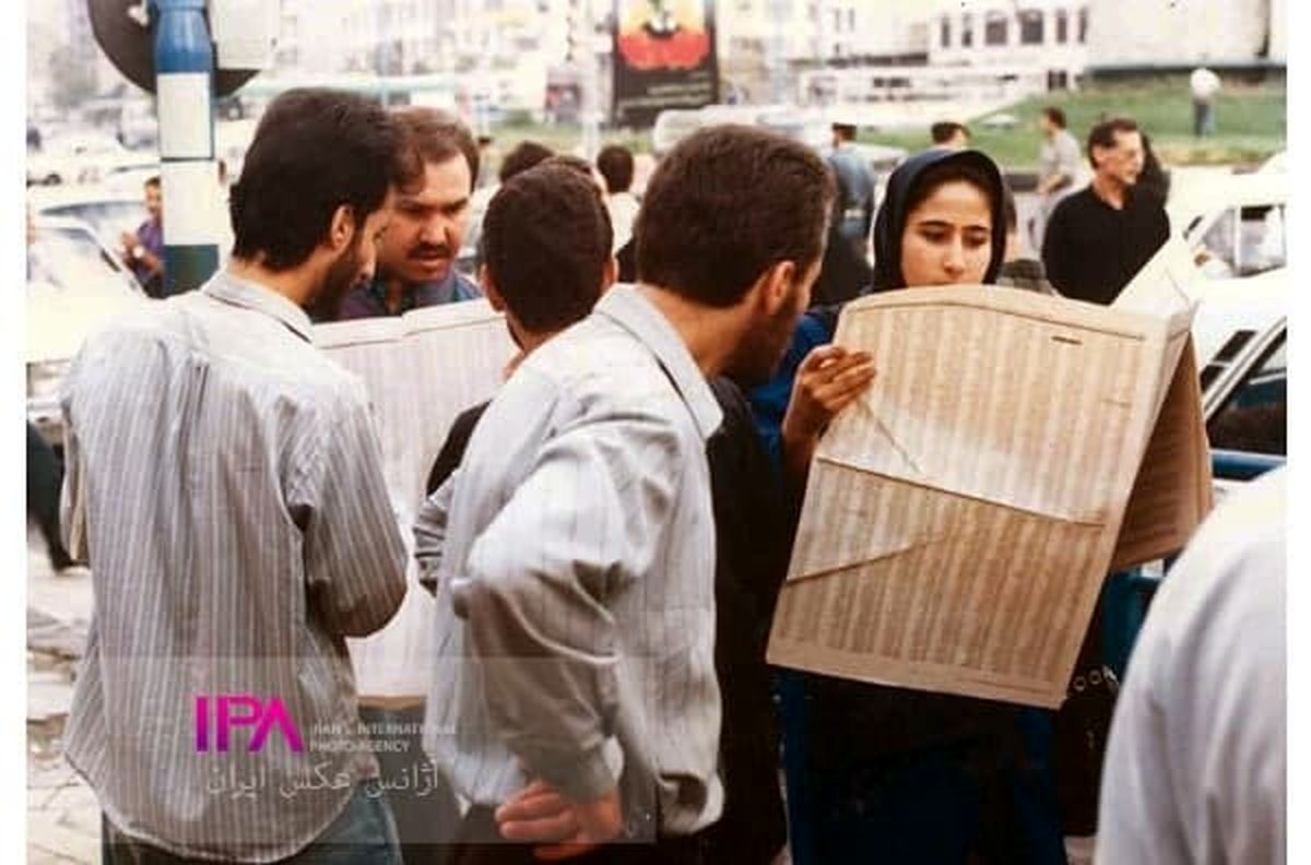 دختر جوان تهرانی در حال دیدن نتایج کنکور سال ۱۳۷۵+عکس