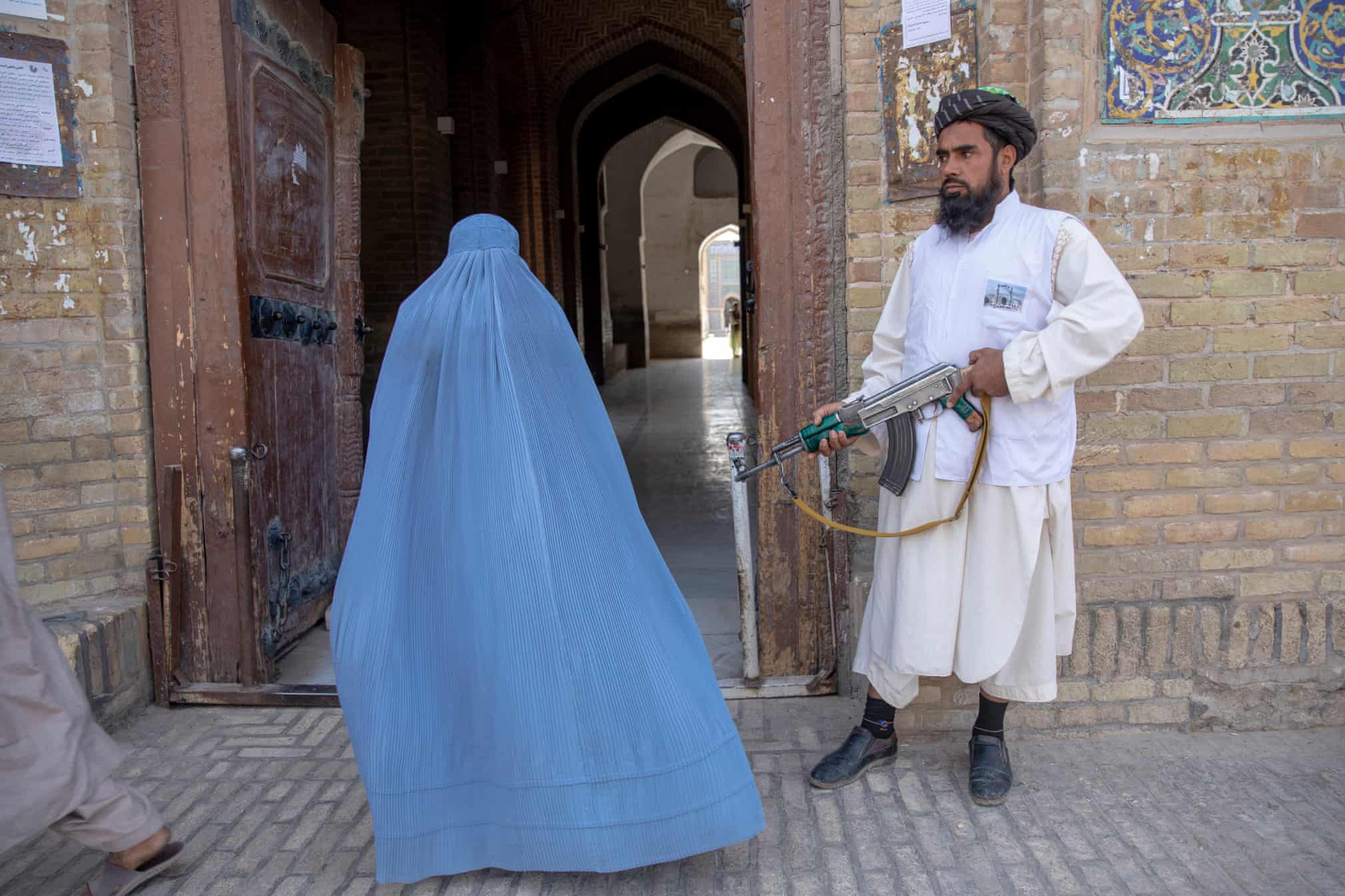 بیچارگی زنان افغانستان در مقابل طالبان+عکس