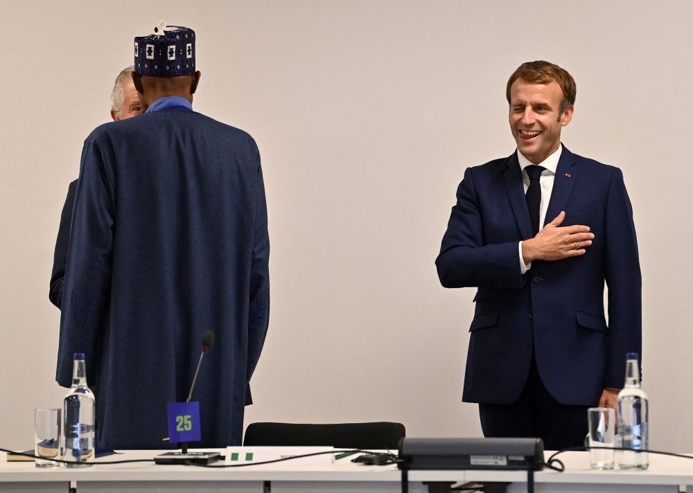 دوربین ها حرکت عجیب رئیس جمهور فرانسه را لو دادند+عکس