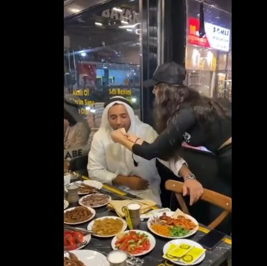 سرویس دهی خجالت آور زنان ترکیه به مردان عرب+عکس
