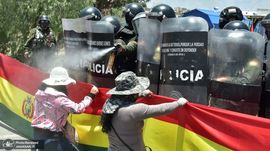 اسپری اشک آور پلیس در تظاهارت بولیوی+عکس