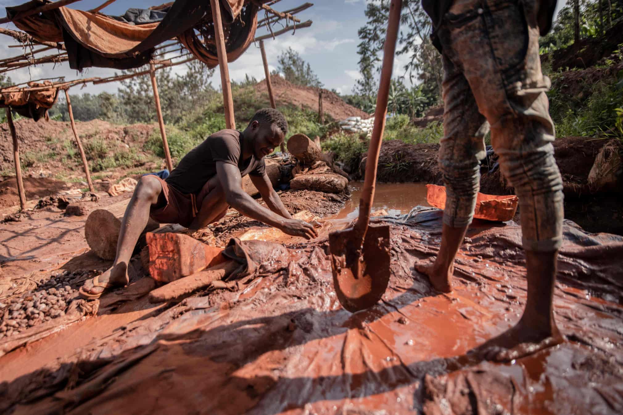 تلاش دردناک کارگران برای یافتن طلا در معدن+عکس