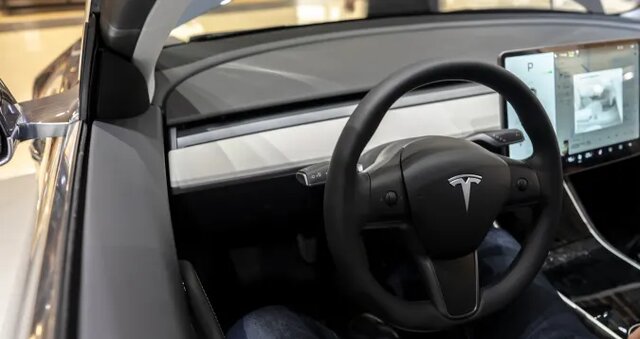  خریداران تسلا مدل 3 و  مدل Y  خودروهای برقی خود را بدون درگاه USB-C در کنسول مرکزی یا قسمت‌های صندلی عقب دریافت می‌کنند.