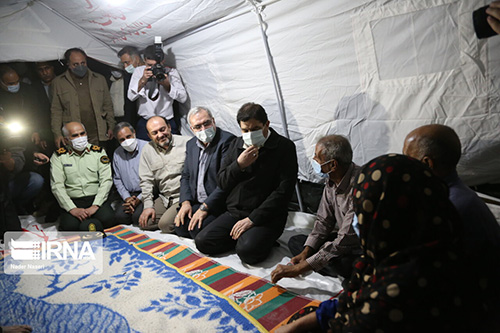 معاون رئیس جمهور شبانه به چادر زلزله زدگان هرمزگان رفت+عکس