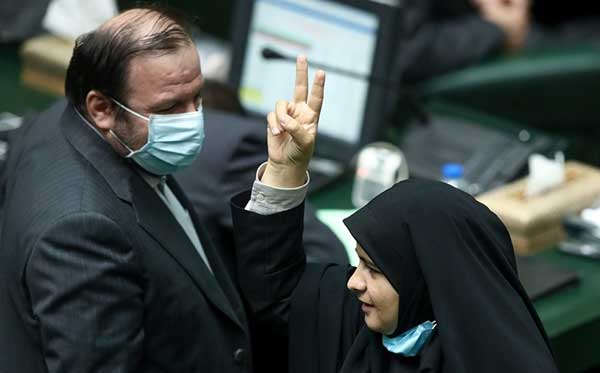واکنش متفاوت نماینده زن مجلس در جلسه رای اعتماد وزیر+عکس