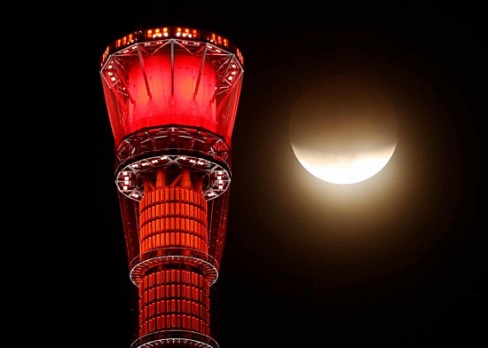 ماه گرفتگی کنار بلندترین برج مخابراتی دنیا+عکس