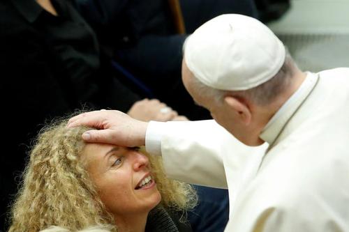 دست کشیدن پاپ روی سر زن نابینا+عکس