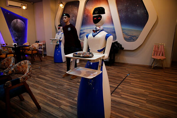 ربات های گارسون در حال خدمت به مشتریان عراقی+عکس