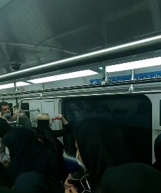 تلاش مسافران برای شکستن شیشه مترو تهران+عکس